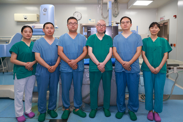 重慶兩江新區(qū)人民醫(yī)院介入醫(yī)生團(tuán)隊(duì)。曾英豪攝