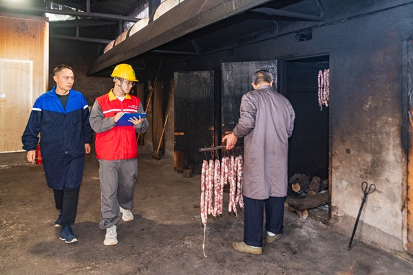 電力員工檢查風(fēng)機等用電設(shè)備。國網(wǎng)重慶永川供電公司供圖