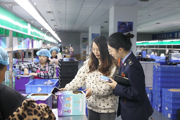 秀山縣稅務人員走進重慶市秀山縣振雄塑膠制品有限公司組裝車間，了解生產(chǎn)經(jīng)營情況。張雯惠攝