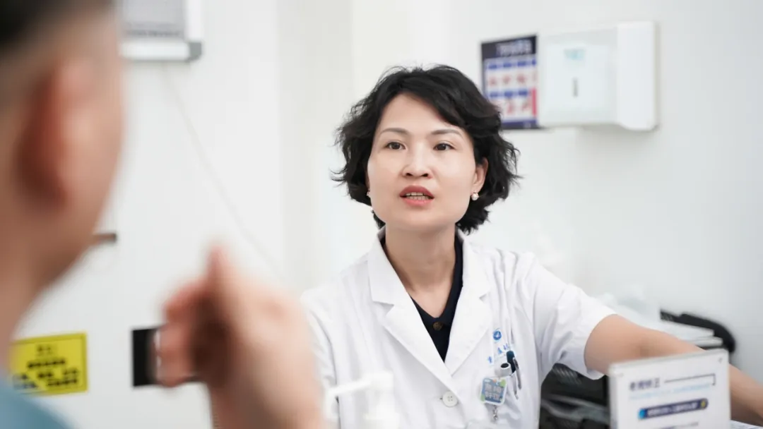 韓紅解答患者疑問。重慶華廈眼科醫(yī)院供圖