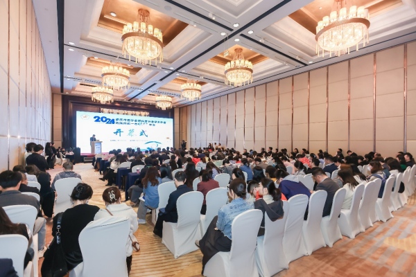 會(huì)議現(xiàn)場(chǎng)。華廈渝州眼科醫(yī)院供圖