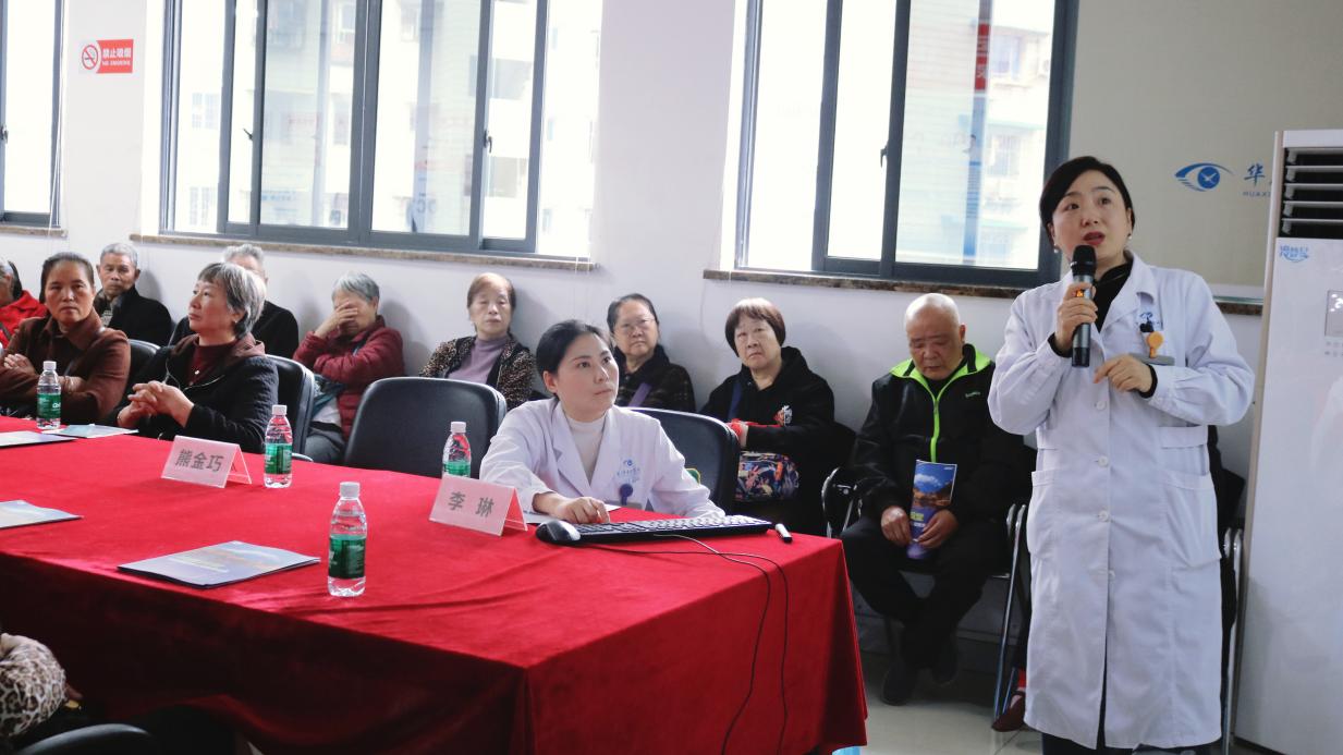 李琳科普講座現(xiàn)場。重慶華廈眼科醫(yī)院供圖
