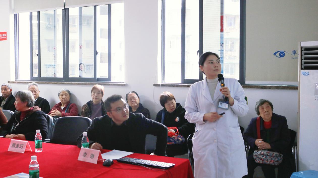 熊金巧科普講座現(xiàn)場。重慶華廈眼科醫(yī)院供圖