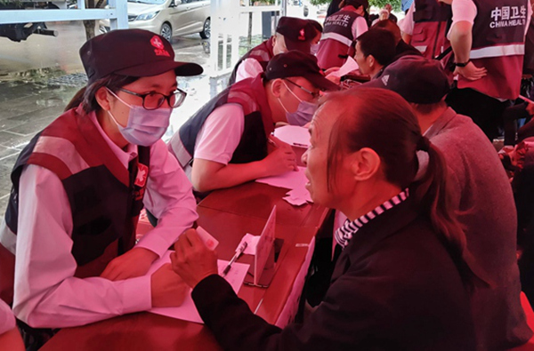 肖娟在義診中解答就診者疑問。重慶市第十三人民醫(yī)院供圖