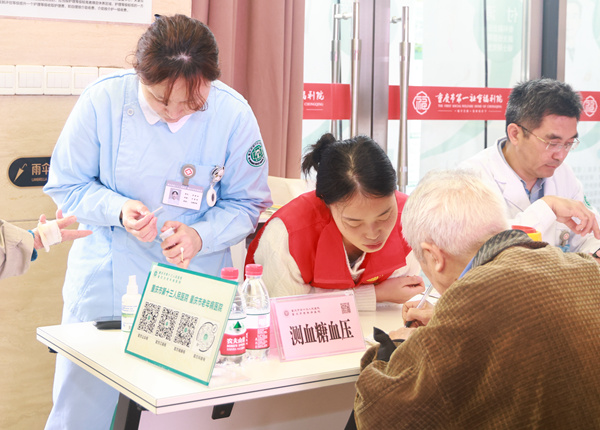 醫(yī)院常在義診中提供血糖檢測服務(wù)。曾英豪攝