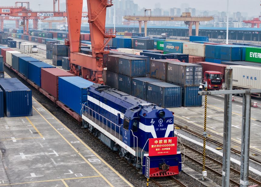 X8083次中歐班列（重慶—杜伊斯堡）從重慶發(fā)出。中國鐵路成都局集團(tuán)有限公司供圖