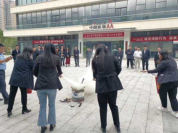 重慶鐵塔永川分公司在開(kāi)展消防演練。重慶鐵塔供圖