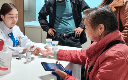 護(hù)士為老年患者檢測(cè)血糖。重慶南坪愛(ài)爾眼科醫(yī)院供圖