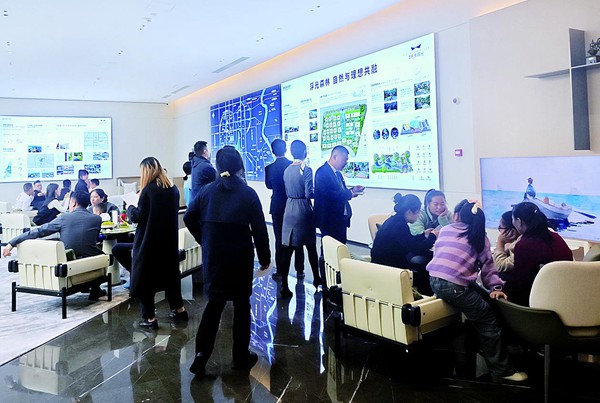 象嶼·未來(lái)宸光小區(qū)復(fù)工開(kāi)盤(pán)，引來(lái)不少看房買(mǎi)房的市民。