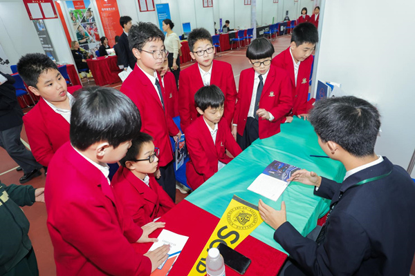 學生與參展高校一對一交流。重慶楓葉國際學校供圖