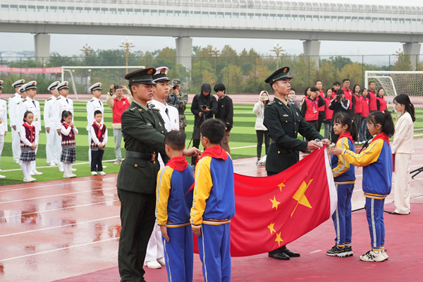 國旗交接儀式。重慶航天職業(yè)技術(shù)學(xué)院供圖