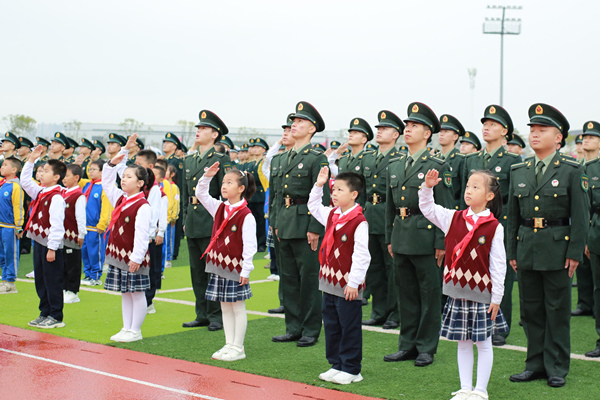 眾人莊嚴(yán)觀看五星紅旗冉冉升起。重慶航天職業(yè)技術(shù)學(xué)院供圖