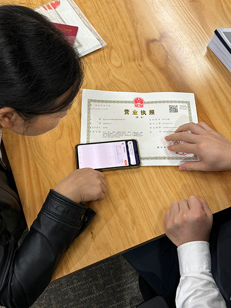 華夏銀行客戶(hù)經(jīng)理指導(dǎo)客戶(hù)使用“信易貸·渝惠融”平臺(tái)進(jìn)行融資申請(qǐng)。華夏銀行重慶分行供圖