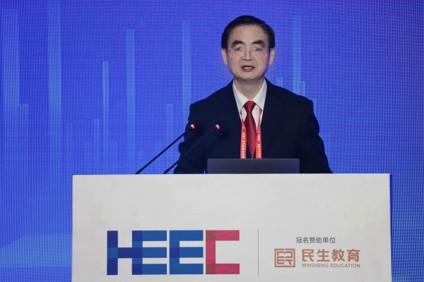 重慶市高等教育學(xué)會監(jiān)事長李克勇致辭。主辦方供圖