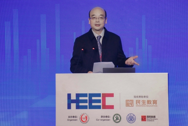 貴州省高等教育學(xué)會理事長溫小軍致辭。主辦方供圖