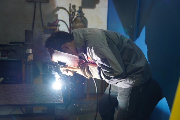 焊接技術(shù)比拼。重慶能源工業(yè)技師學(xué)院供圖