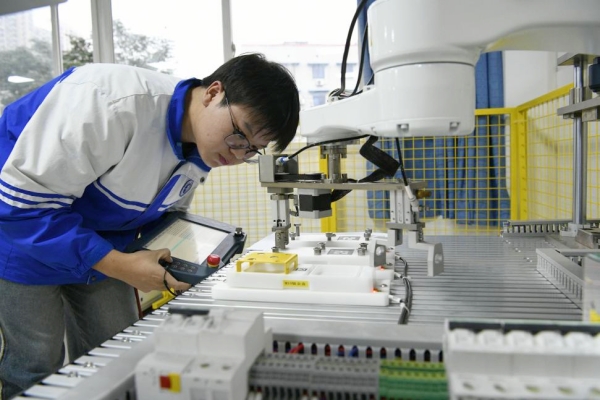 安裝與調(diào)試比賽現(xiàn)場。重慶能源工業(yè)技師學(xué)院供圖