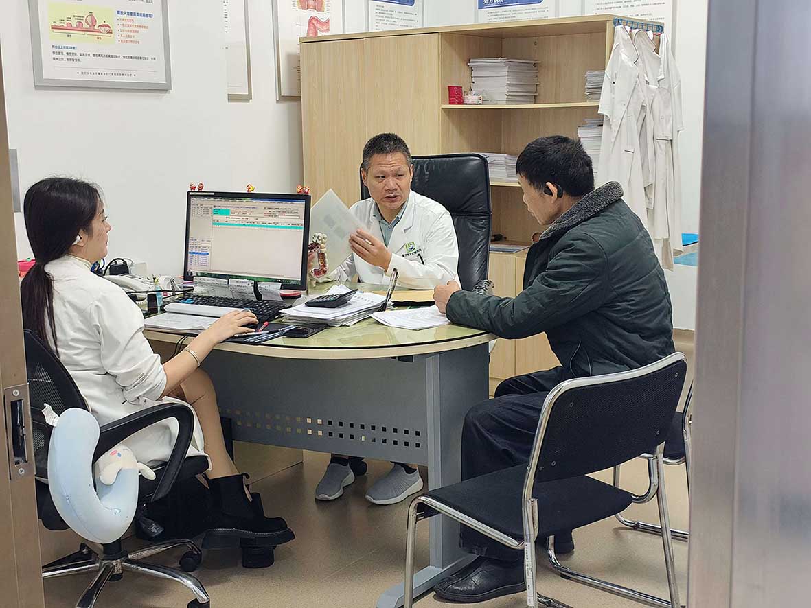 醫(yī)生看診。重慶東大肛腸醫(yī)院供圖