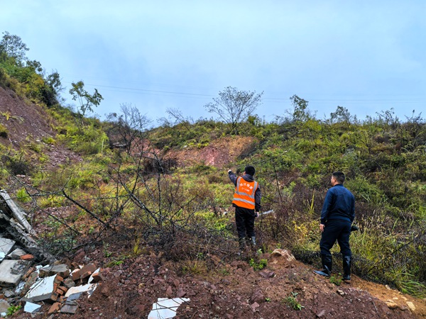 《兌窩子坪滑坡巡查》。10月21日，巫山縣銅鼓鎮(zhèn)建管辦負責人夏鑫偉、駐守地質工程師王忠凌（左）雨后巡查兌窩子坪滑坡點。劉勇攝