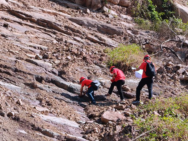 《烈日下問診大地》。8月15日，南江地質隊駐守地質工程師在長壽區(qū)江南街道龍橋湖村開展1：10000小流域地質災害精細化調查。劉黎攝