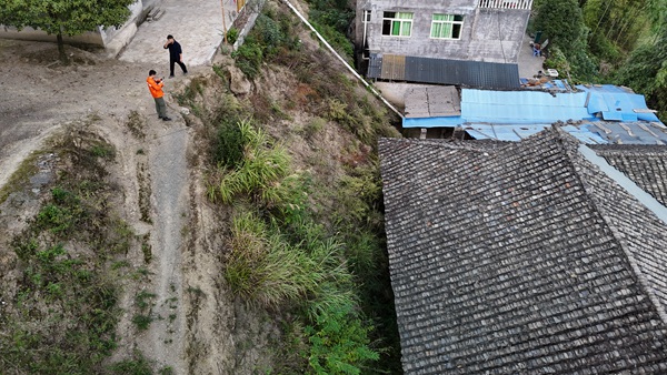 《新技術(shù)助推新地質(zhì)》。隨著無人機(jī)等新技術(shù)新手段在地質(zhì)行業(yè)的廣泛應(yīng)用，傳統(tǒng)地質(zhì)災(zāi)害防治工作向智能化、科技化和信息化方向發(fā)展。圖為10月28日，地質(zhì)工程師徐騰蛟在黔江區(qū)水市鎮(zhèn)新安村使用無人機(jī)航拍屋后隱患邊坡。徐騰蛟攝