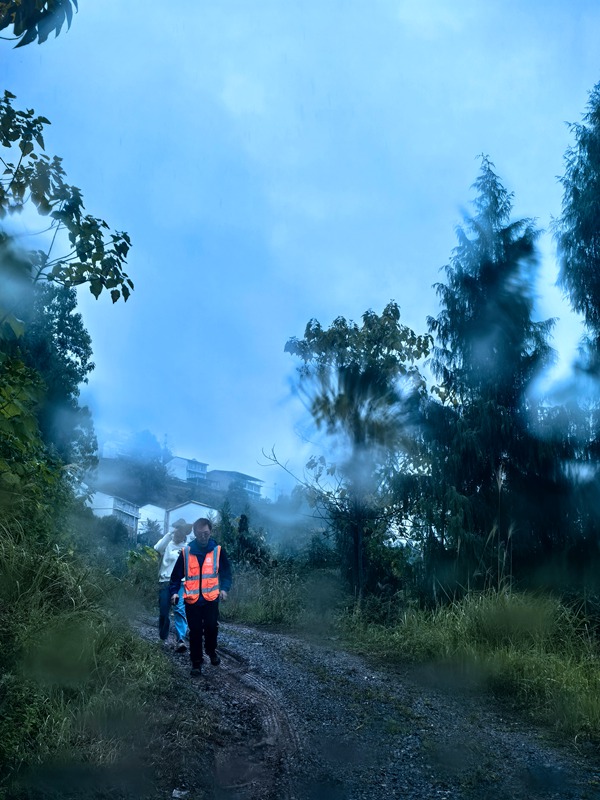 《雨中的身影》。10月17日，巫山縣銅鼓鎮(zhèn)駐守地質(zhì)工程師王忠凌（前）和鎮(zhèn)規(guī)建辦工作人員謝清艮，在前往銅鼓鎮(zhèn)竹園村測量檢查途中遇到了降雨，踩著泥濘繼續(xù)前行。劉勇攝