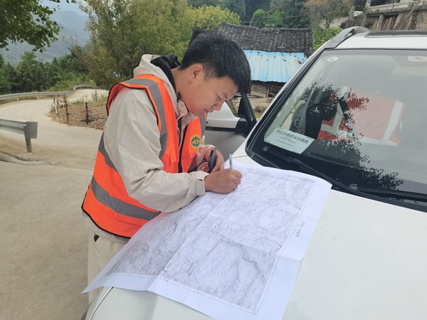 《爭(zhēng)分奪秒》。10月5日，川東南地質(zhì)大隊(duì)在黔江區(qū)金洞鄉(xiāng)魚(yú)泉村開(kāi)展黔江南部片區(qū)1：10000小流域地質(zhì)災(zāi)害精細(xì)化調(diào)查評(píng)價(jià)。圖為年輕的地質(zhì)工程師況星麟爭(zhēng)分奪秒進(jìn)行野外地質(zhì)填圖。徐騰蛟攝