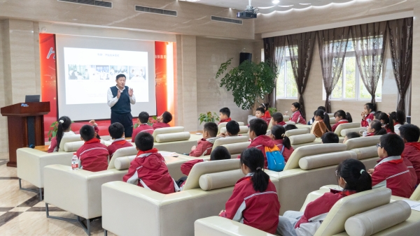 王芷龍講解海扶刀研發(fā)的故事。巴南區(qū)融匯小學(xué)供圖