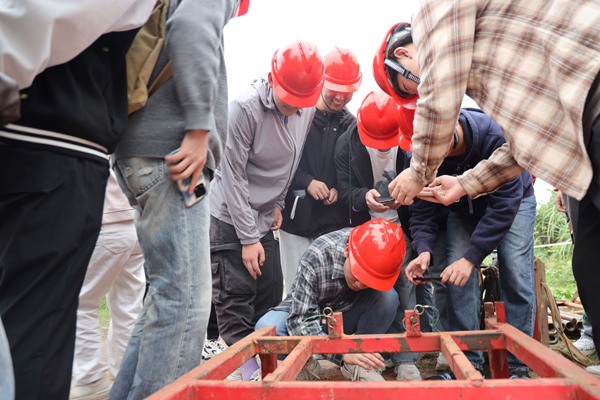 大學(xué)生觀摩、體驗(yàn)山地物探鉆井場(chǎng)景。劉君攝