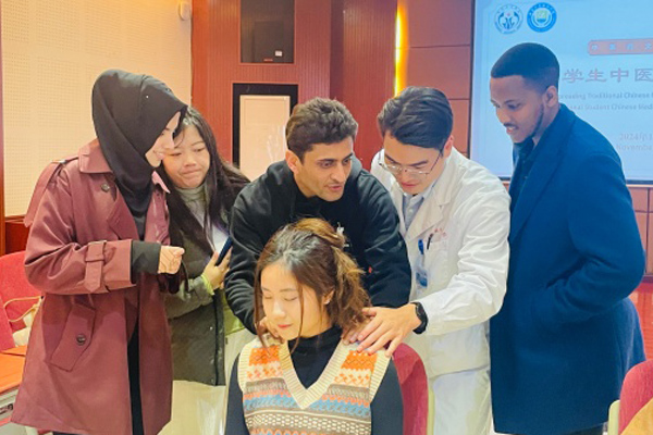 留學(xué)生體驗(yàn)推拿。實(shí)習(xí)生梁雨馨攝