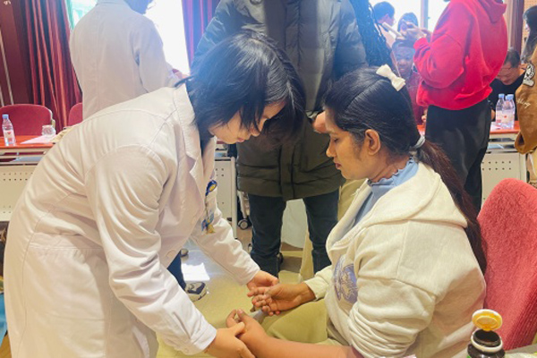 留學(xué)生體驗(yàn)針灸。實(shí)習(xí)生梁雨馨攝