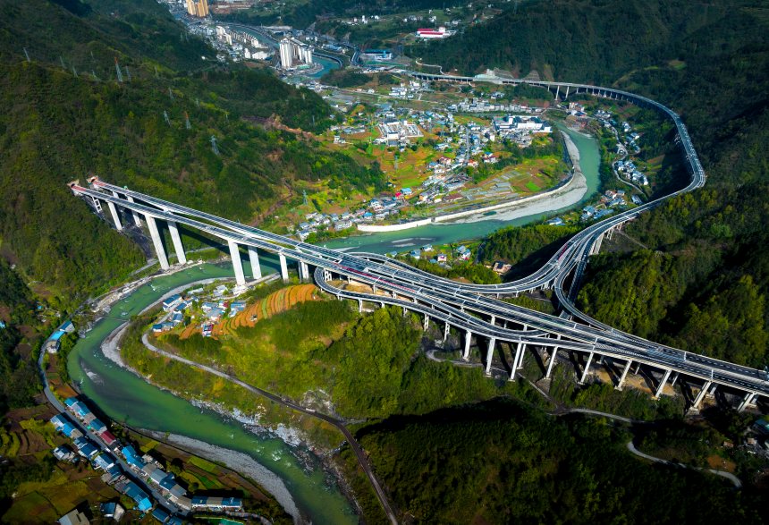 蜿蜒任河。張昌軍攝