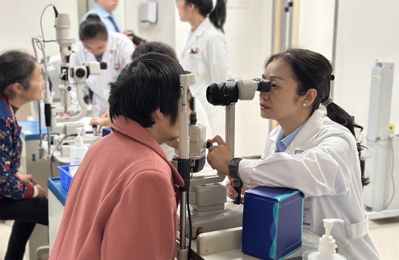 周曉虹為患者進(jìn)行眼部檢查。重慶南坪愛(ài)爾眼科醫(yī)院供圖