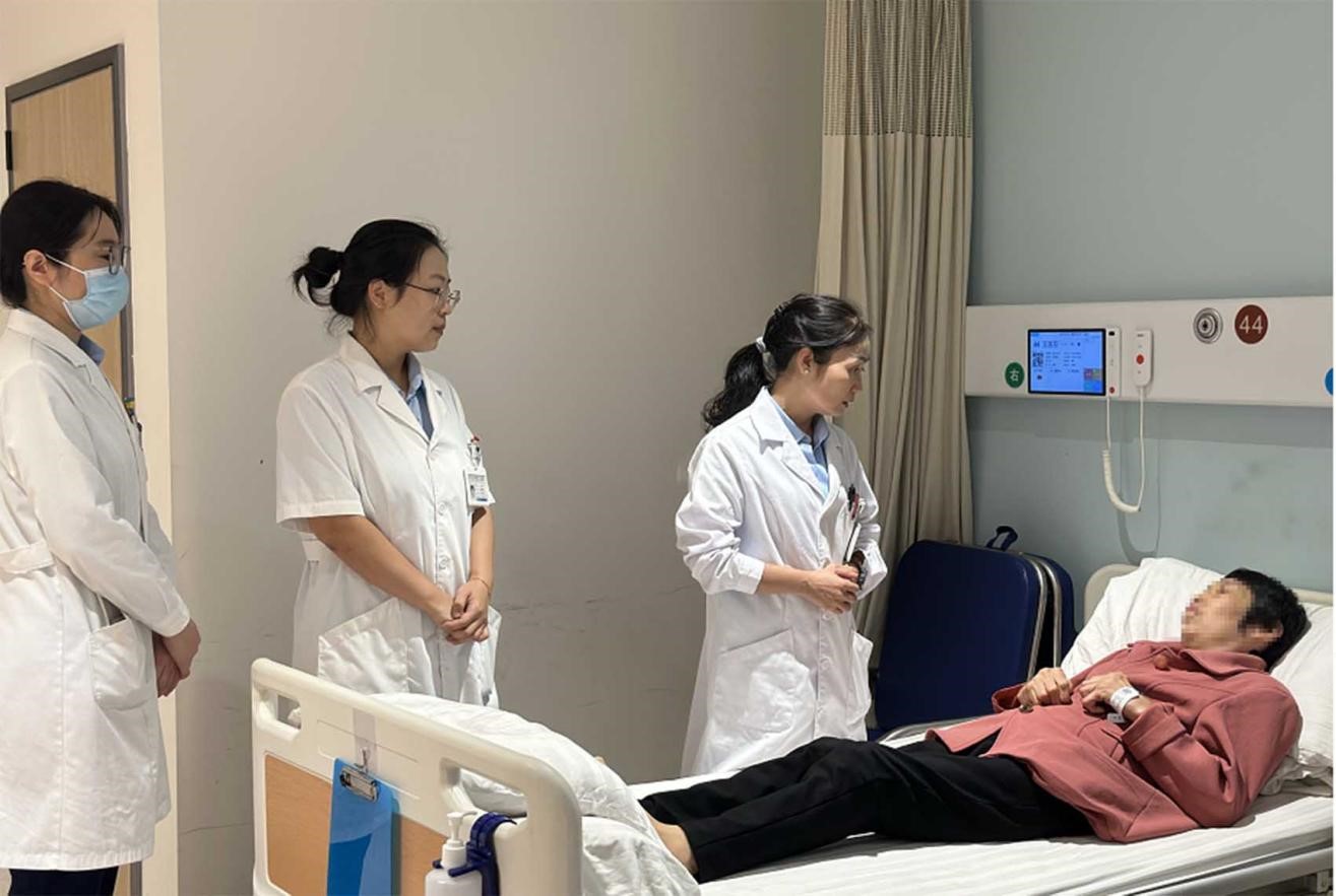 周曉虹到病房看望趙阿姨。重慶南坪愛(ài)爾眼科醫(yī)院供圖