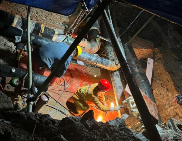 施工人員連夜碰口施工。重慶燃?xì)饧瘓F(tuán)供圖