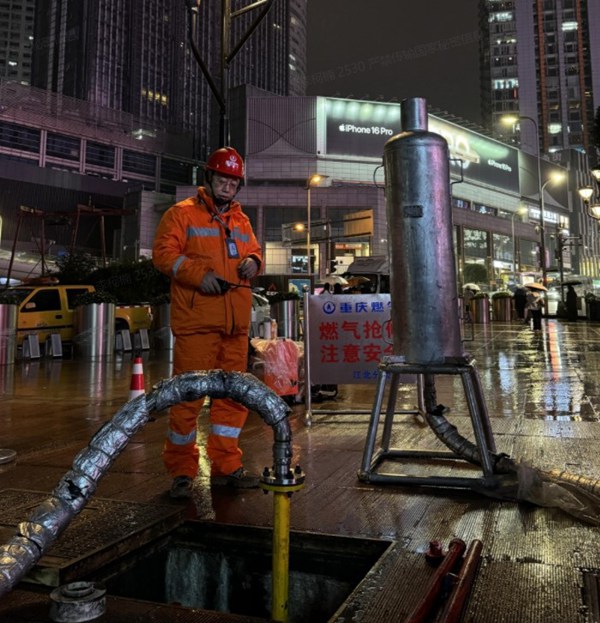 重慶燃?xì)夤ぷ魅藛T使用管道放空消音裝備消除噪音。重慶燃?xì)饧瘓F(tuán)供圖