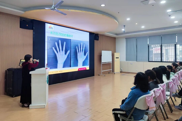 才兒坊幼兒園生長發(fā)育健康講座現(xiàn)場。重慶小米熊兒童醫(yī)院供圖