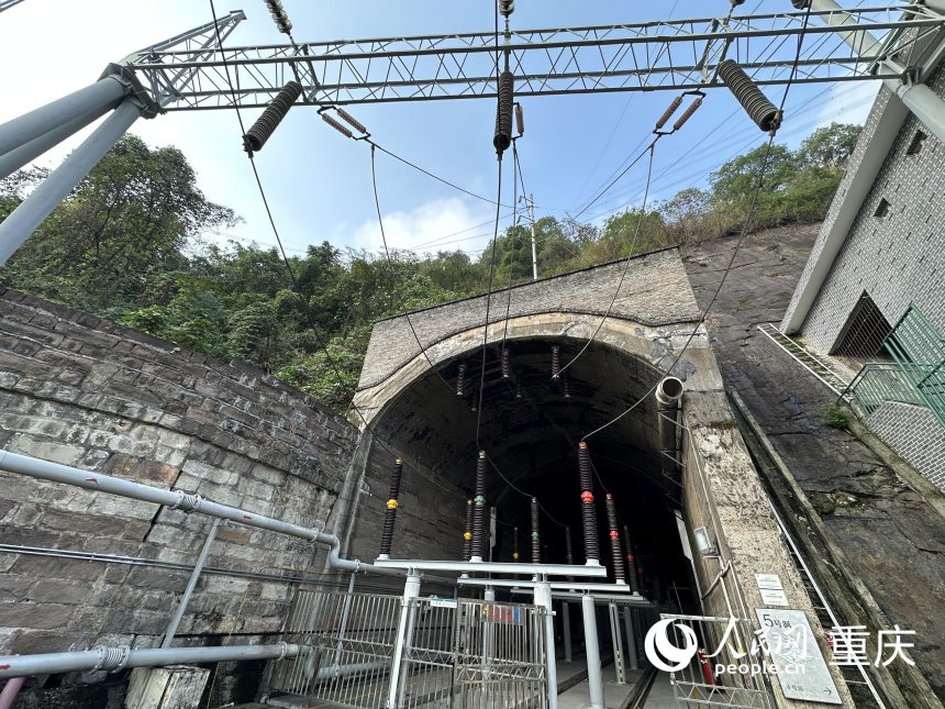 涼亭變電站5號(hào)洞。人民網(wǎng)記者 劉政寧攝