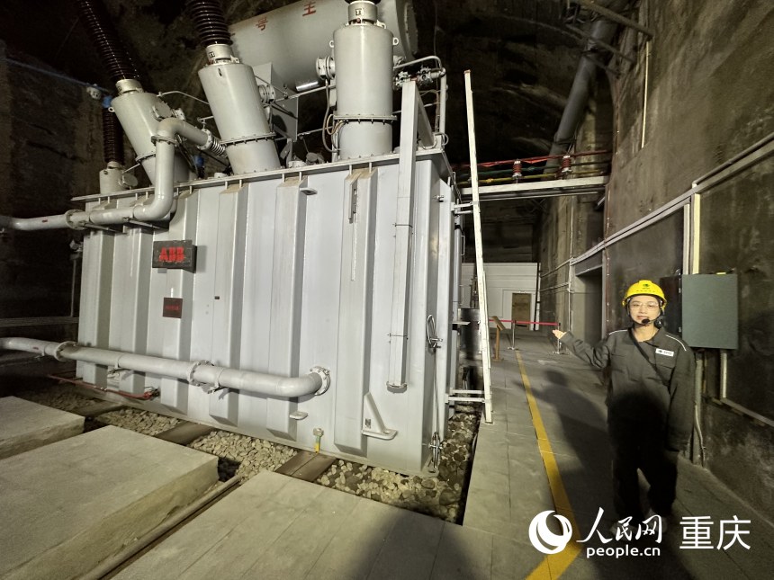 涼亭變電站1號(hào)主變壓器。人民網(wǎng)記者 劉政寧攝