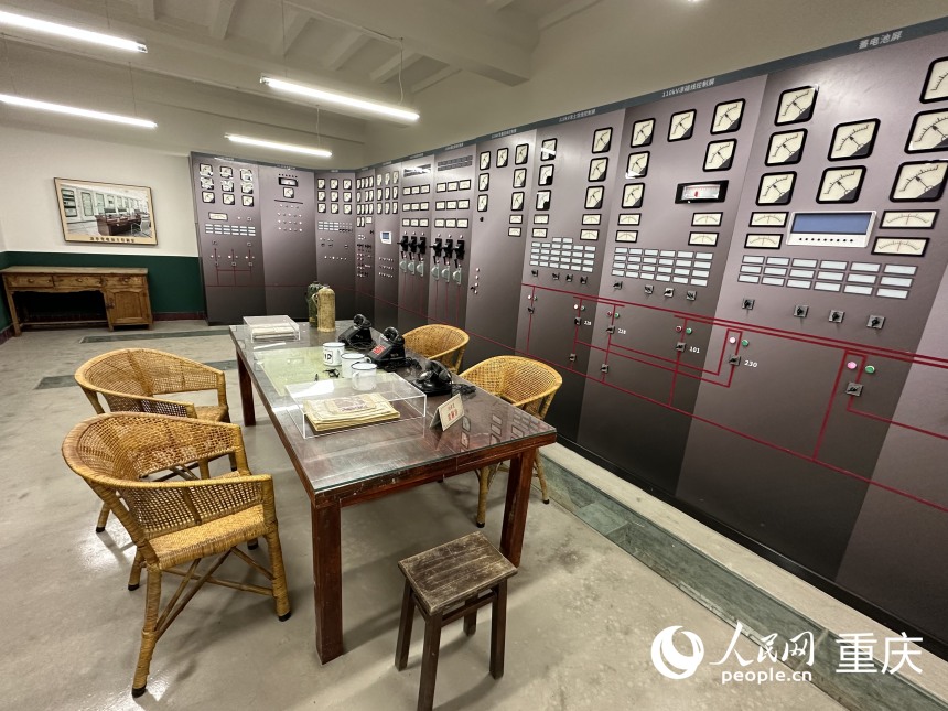 上世紀(jì)七十年代涼亭變電站主控制室場景。人民網(wǎng)記者 劉政寧攝