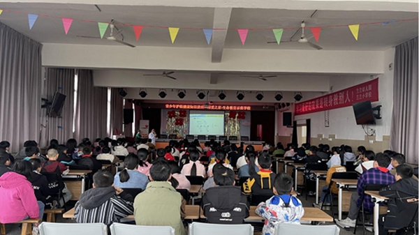 近視防控知識講座現(xiàn)場。重慶愛爾兒童眼科醫(yī)院供圖