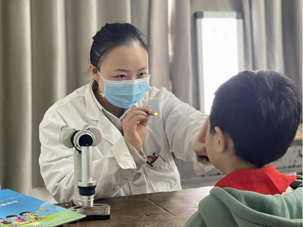 眼健康檢查現(xiàn)場。重慶愛爾兒童眼科醫(yī)院供圖
