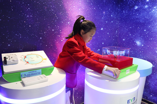 學(xué)生在鼓樓人和街的防近視科普館了解眼睛的科普知識(shí)。渝中區(qū)教委供圖