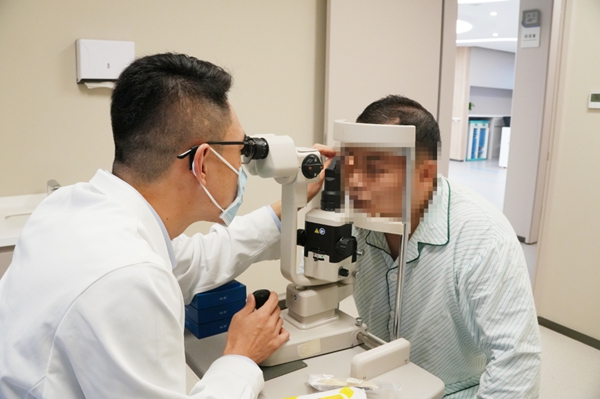 醫(yī)生為患者檢查眼部情況。重慶普瑞眼科醫(yī)院供圖