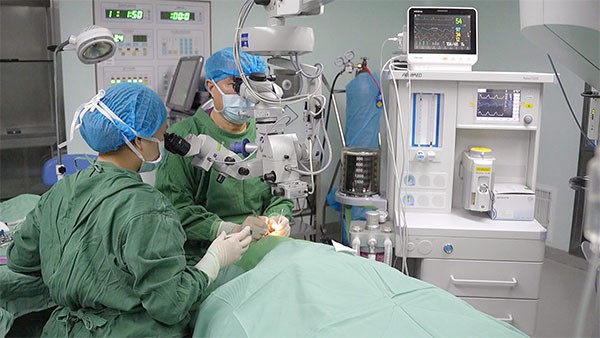 謝漢平為患者進(jìn)行角膜移植手術(shù)。重慶普瑞眼科醫(yī)院供圖