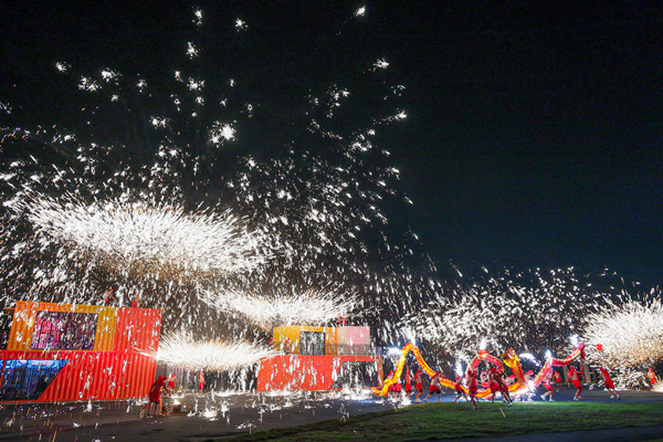 非遺表演《鐵花火龍》。重慶對(duì)外經(jīng)貿(mào)學(xué)院供圖