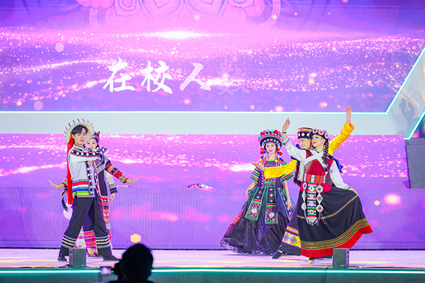 《民族服飾走秀》。重慶對(duì)外經(jīng)貿(mào)學(xué)院供圖
