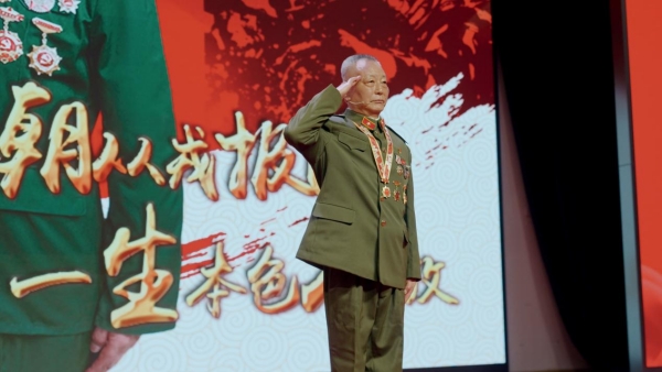 退役軍人李東江作宣講。兩江新區(qū)西南大學(xué)附屬中學(xué)供圖