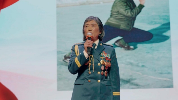 退役軍人謝彬蓉作宣講。兩江新區(qū)西南大學(xué)附屬中學(xué)供圖