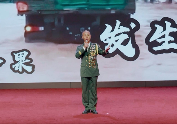 退役軍人肖勇作宣講。兩江新區(qū)西南大學(xué)附屬中學(xué)供圖